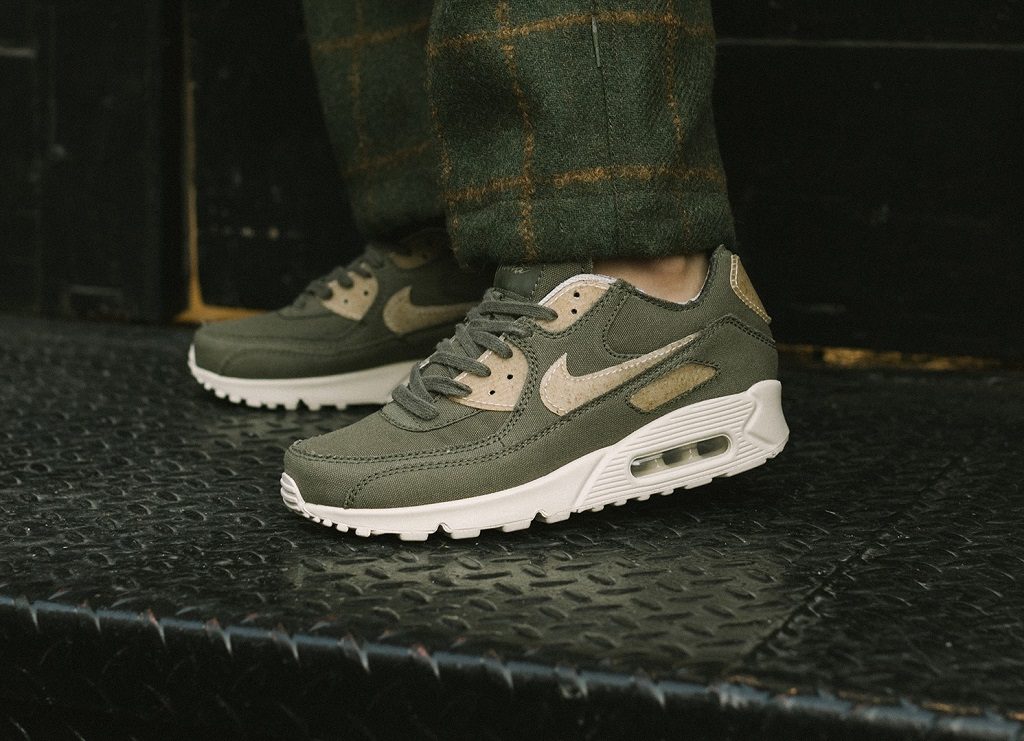 Đôi giày Maharishi x Nike Air Max 90 với chất liệu tự nhiên