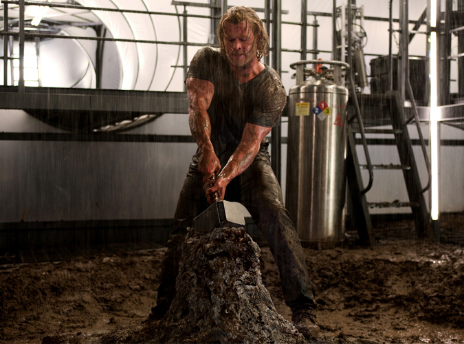 Chris Hemsworth trong vai vị thần Thor