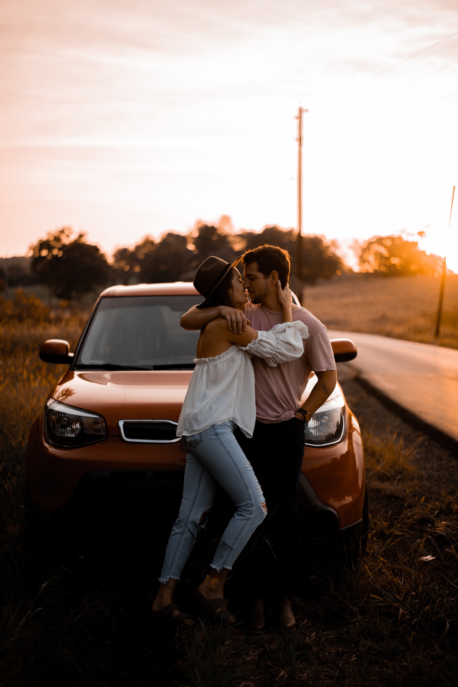 phụ nữ nhân mã trong tình yêu - cặp đôi đang ôm nhau đứng trước xe