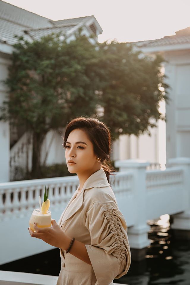 nữ diễn viên việt - thu quỳnh cầm ly cocktail