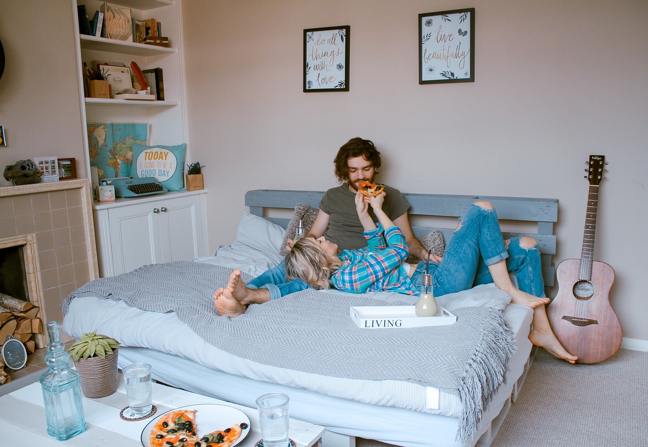 mảnh ghép hoàn hảo của đàn ông bảo bình - cặp đôi cùng ăn pizza trên giường