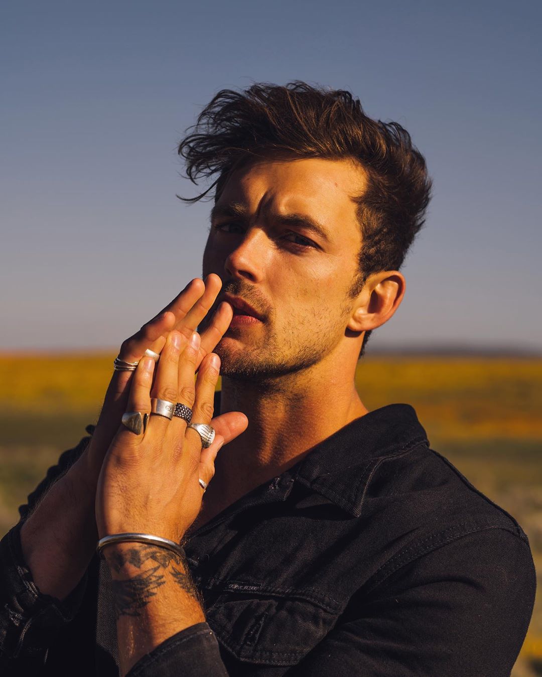 cách đeo vòng tay nam - christian hogue