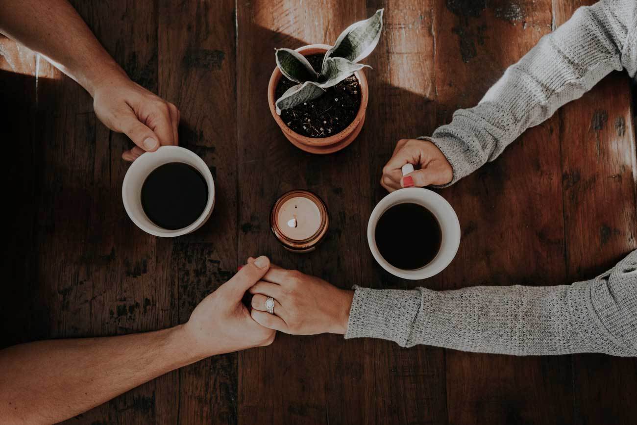 valentine của 12 cung hoàng đạo - cặp đôi nắm tay nhau uống cà phê