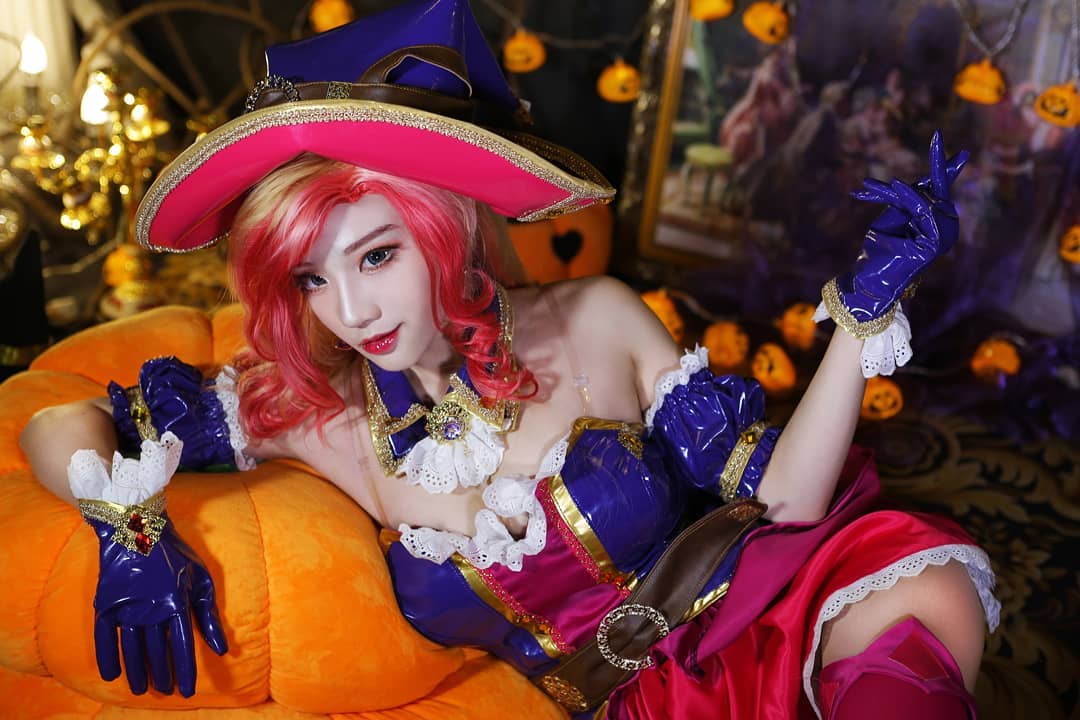 nữ cosplay 2 - azra hóa thân