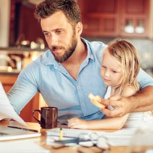 Làm việc tại nhà mùa dịch Corona: Làm sao để cân bằng công việc và gia đình?