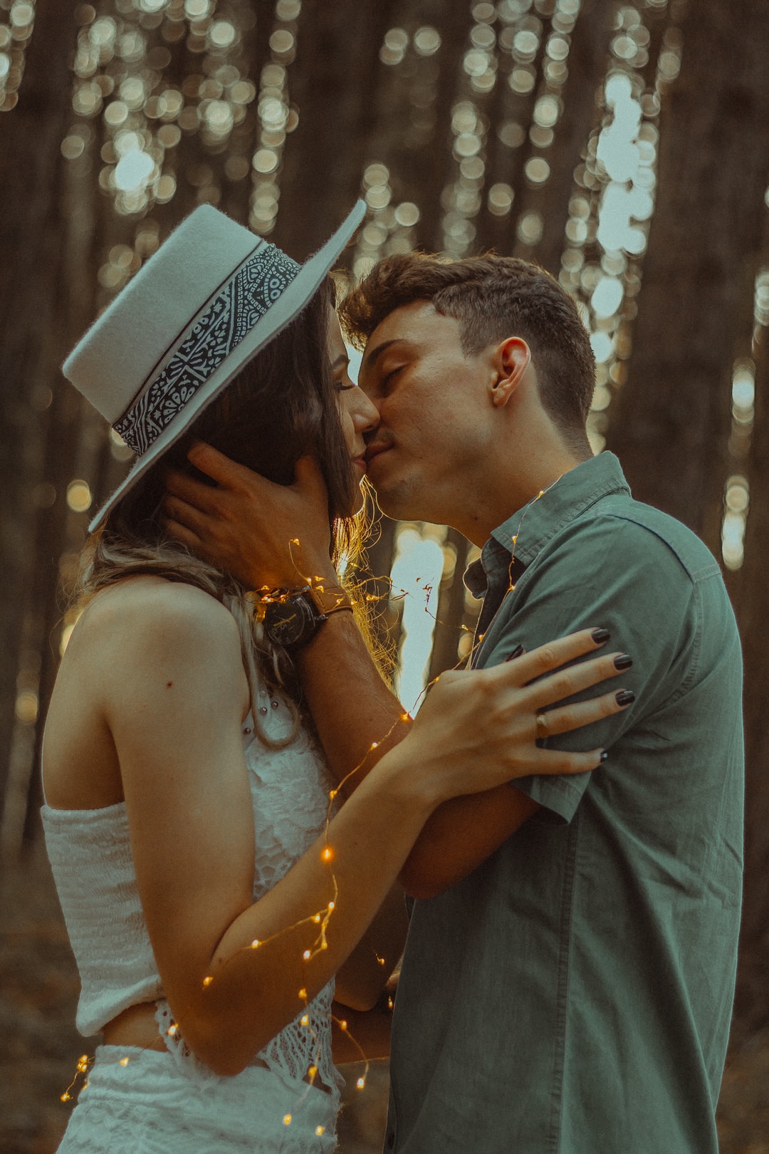 bí quyết hẹn hò cung hoàng đạo - cặp đôi hôn nhau trong rừng 3