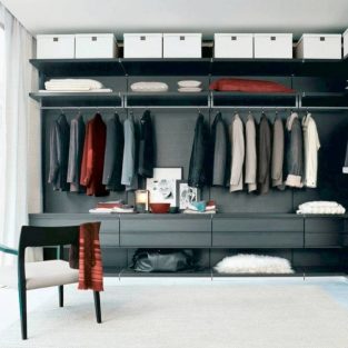 Hãy xắn tay sắp xếp tủ quần áo trong kỳ nghỉ cách ly