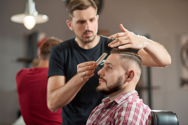 Cắt tóc để chăm sóc cá nhân trong tiệm