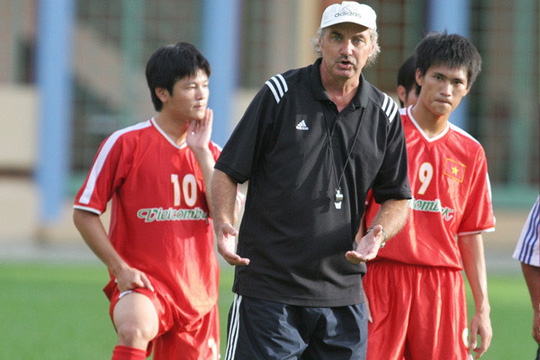 Alfred Riedl cùng học trò