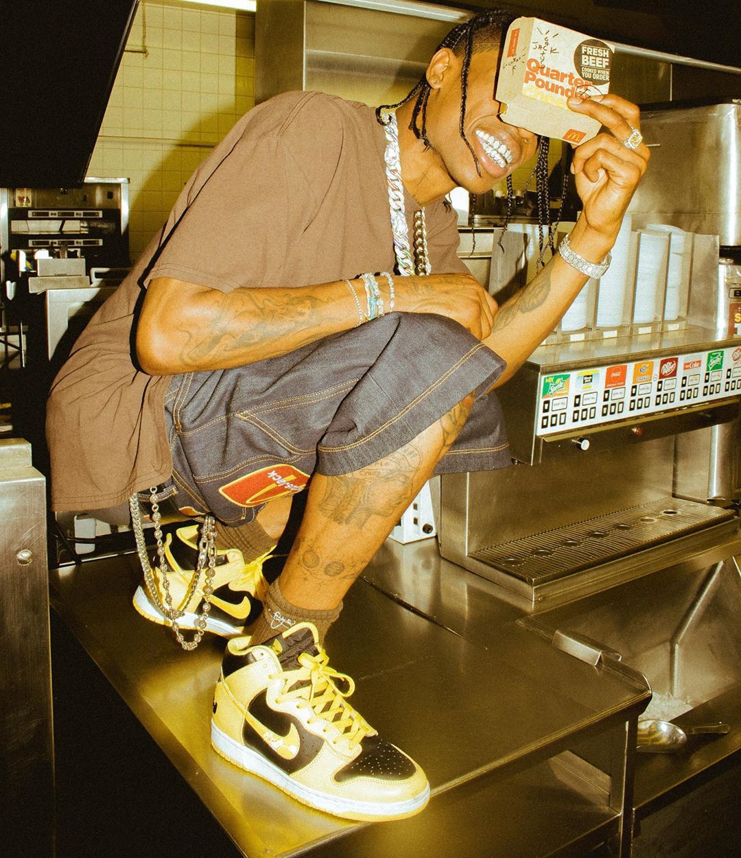 sao nam mặc đẹp travis scott