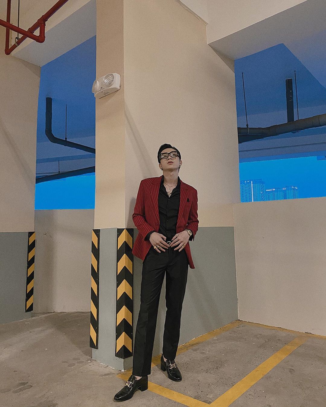 soobin hoàng sơn mặc suit jacket đỏ