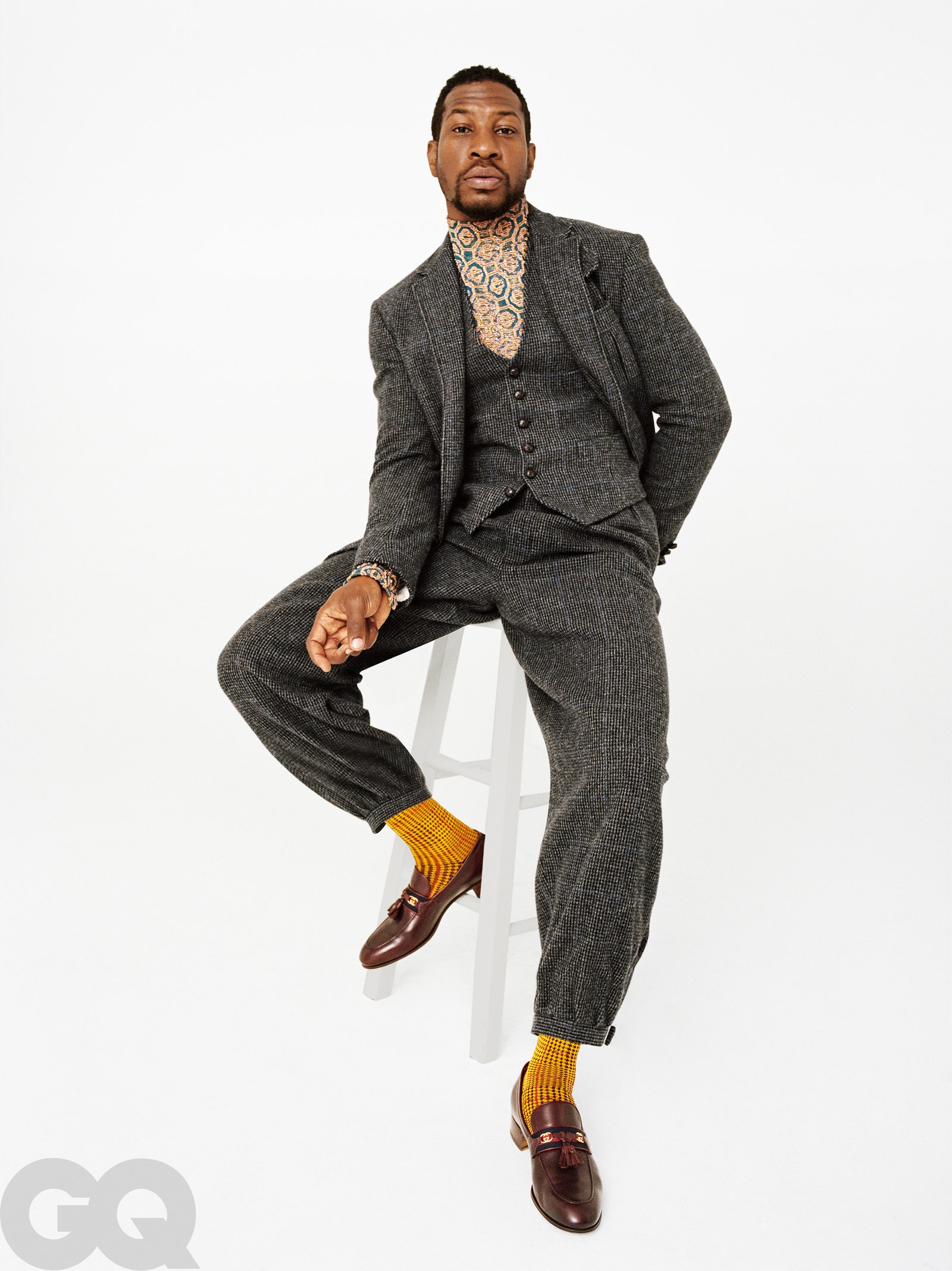 sao nam jonathan majors mặc suits 3 mảnh