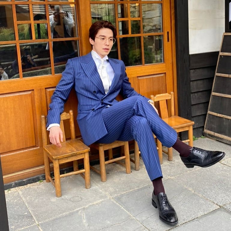 lee dong wook mặc suit xanh kẻ sọc