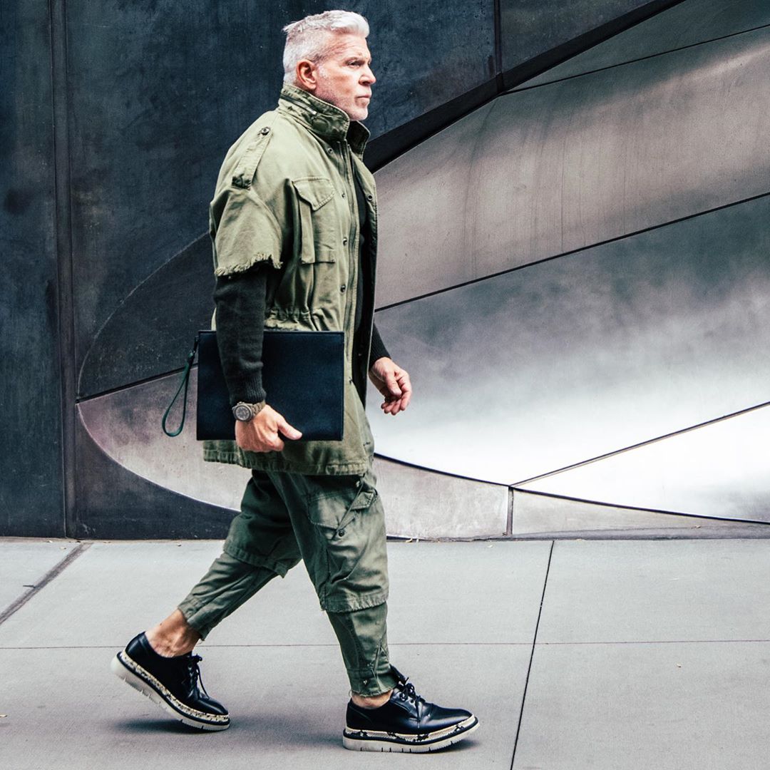 sao nam nick wooster mặc đồ xanh olive