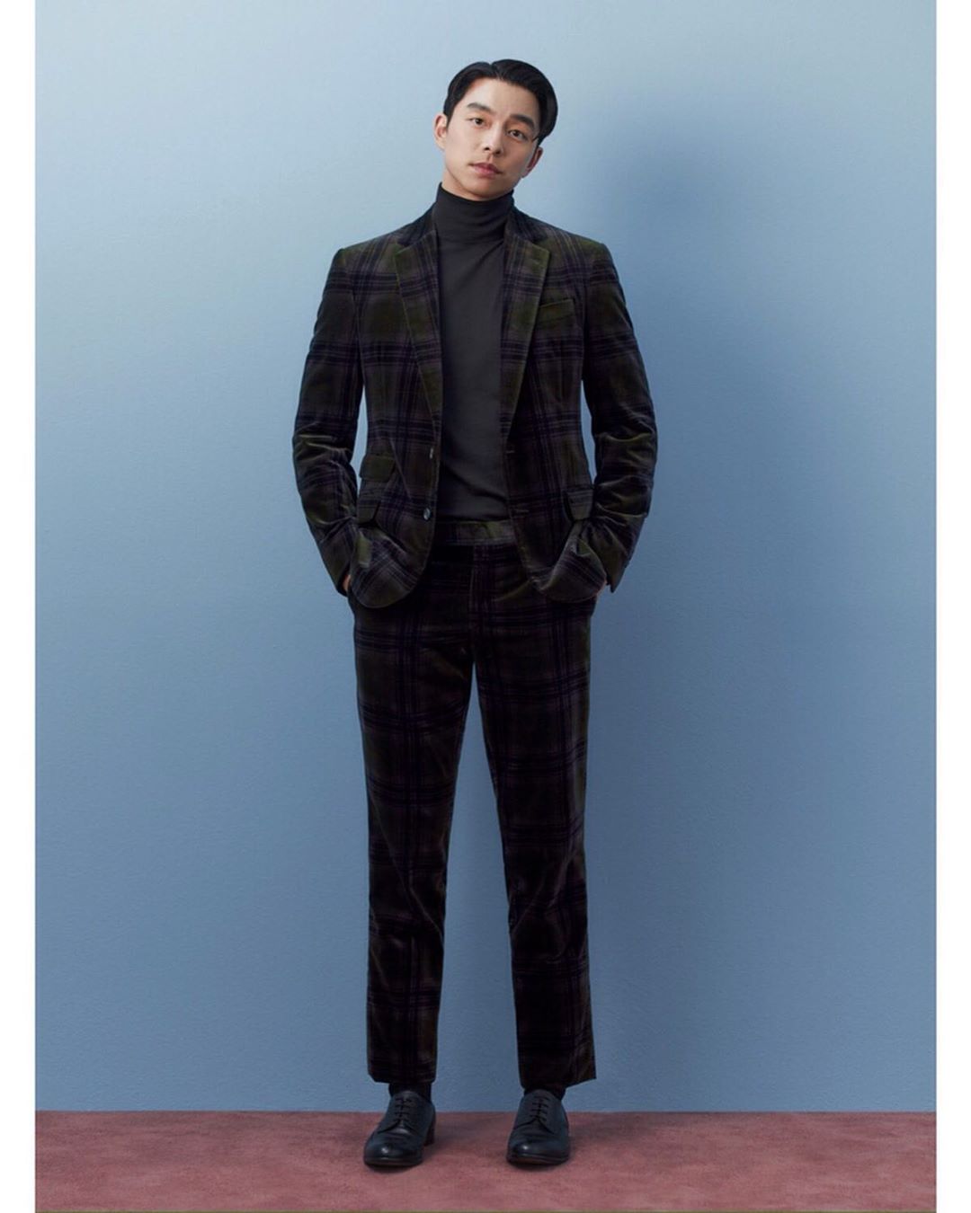 gong yoo mặc suit nhung kẻ ô