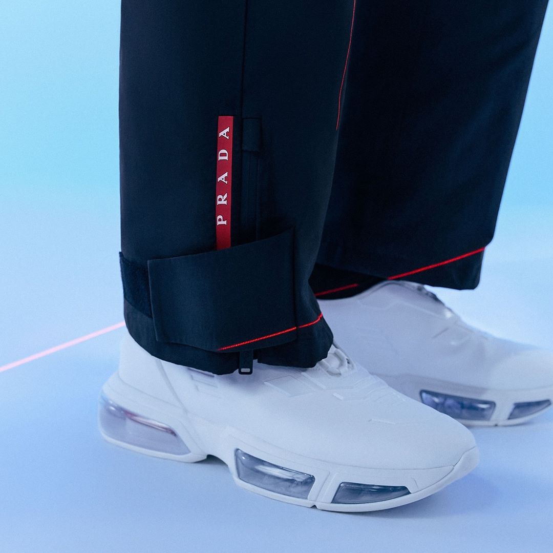 cận cảnh giày sneakers trắng prada 2020