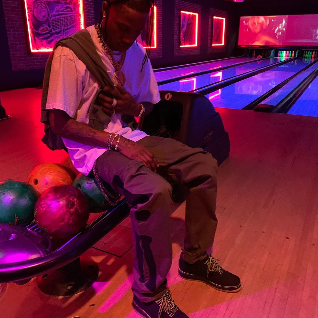 Travis Scott đi chơi bowling