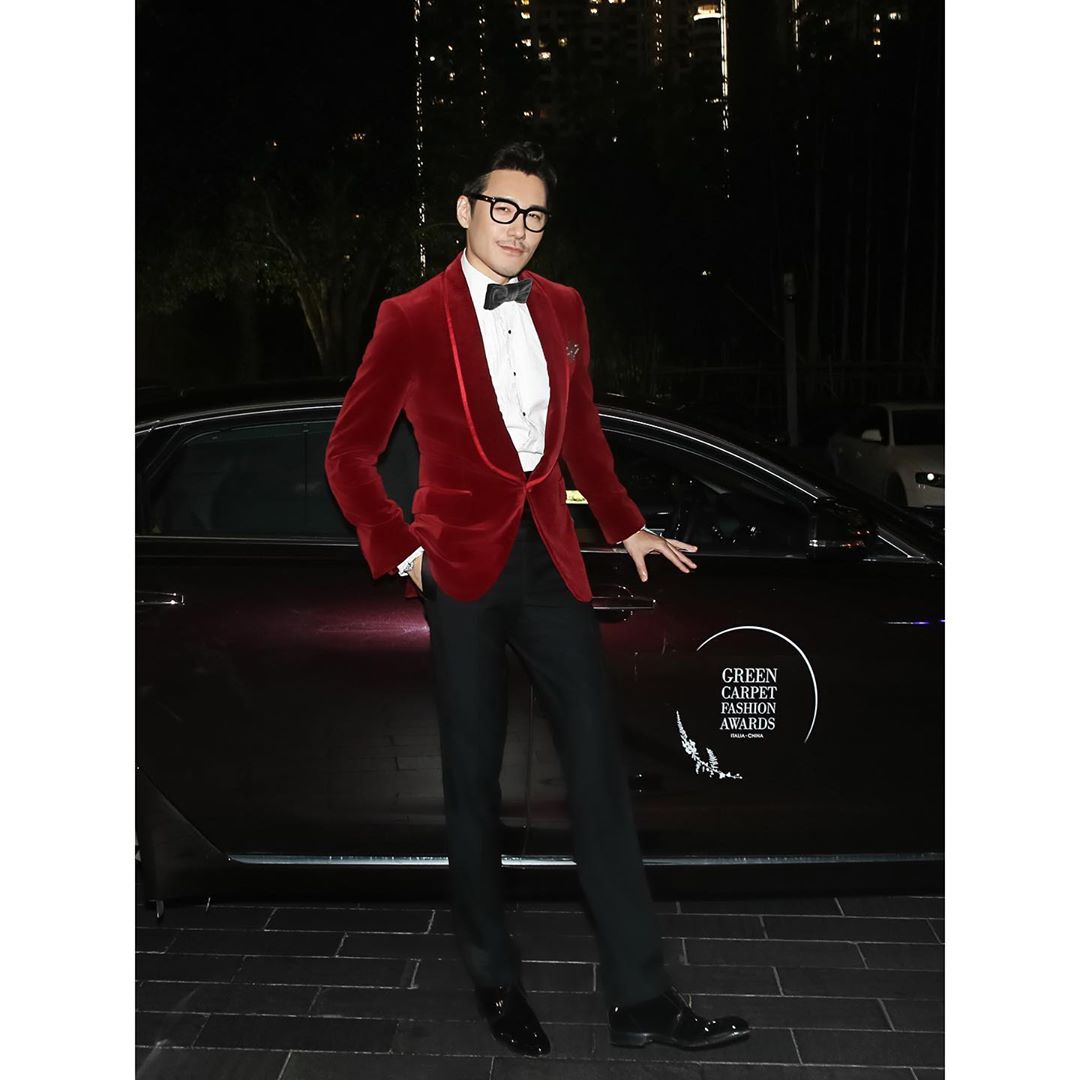 người mẫu nam hồ binh diện blazer nhung đỏ