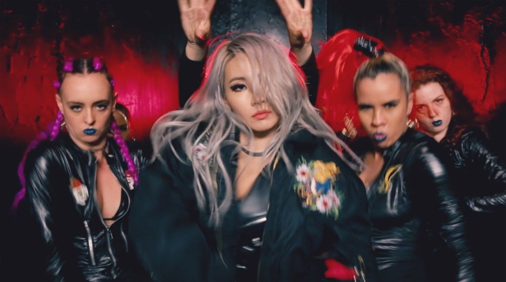 nữ rapper cl trong mv hello bitches