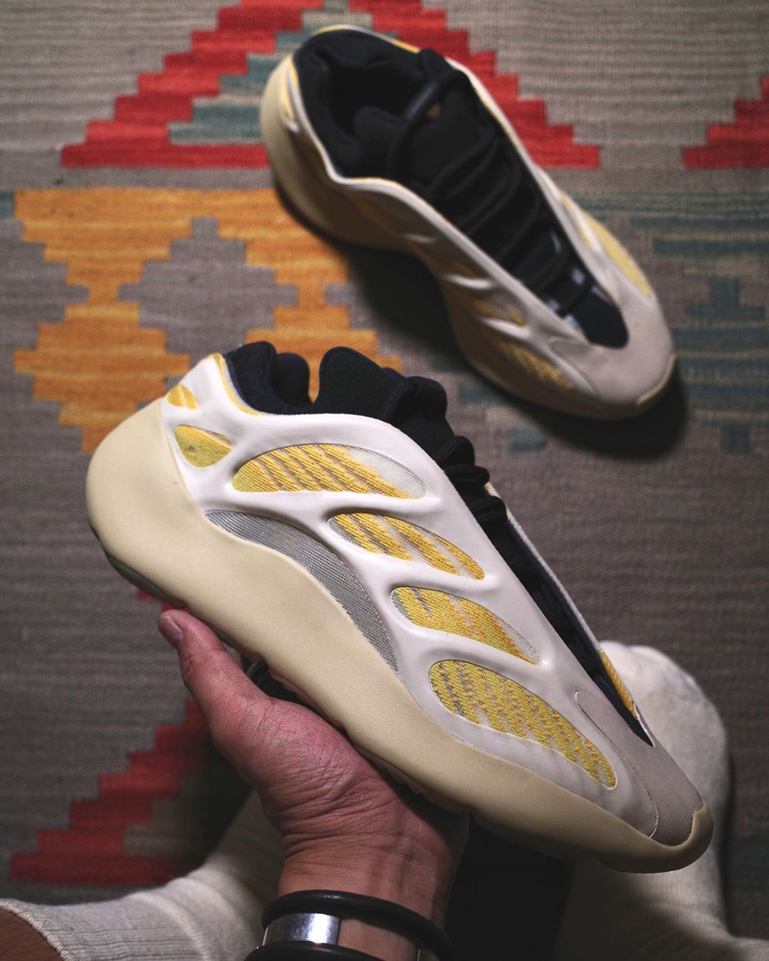 giày thể thao YEEZY 700 V3 “SAFFLOWER”