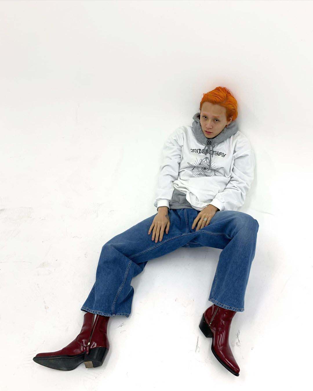 hyo jong e'dawn mặc áo hoodie quần jeans