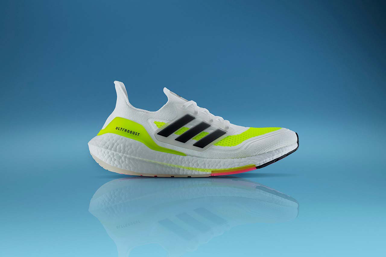 giay-the-thao-hot-25-31.1.2021-ADIDAS-ULTRABOOST-21-elle-man-2.jpg