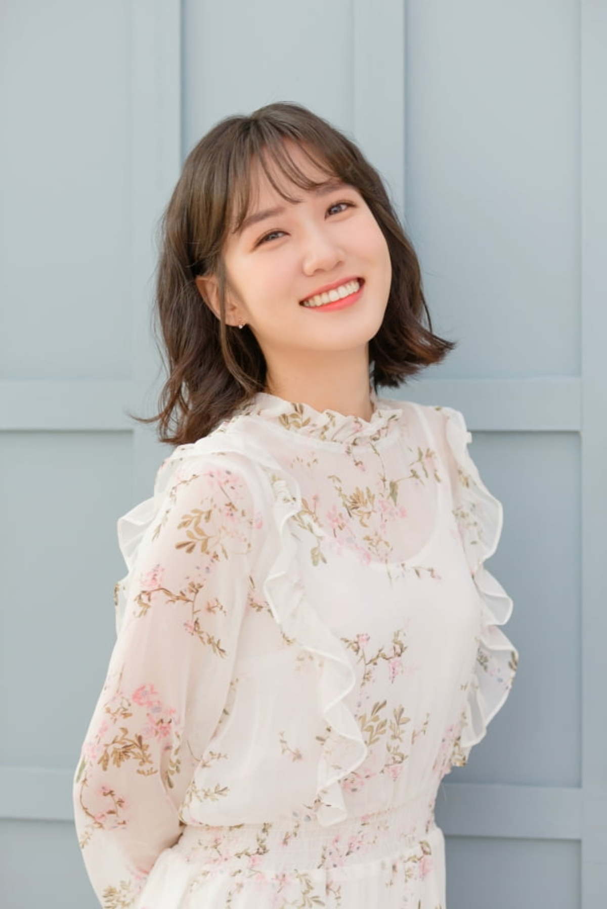 nu dien vien han quoc park eun bin ao blouse trang - elle man