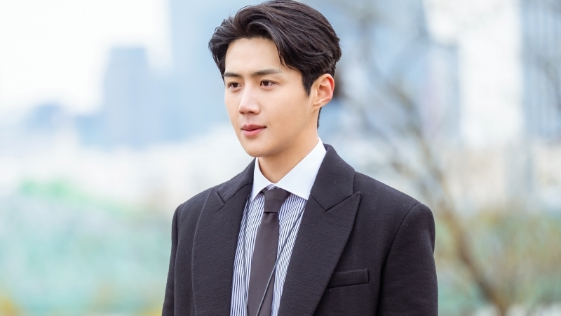 dien vien kim seon ho suit - elle man