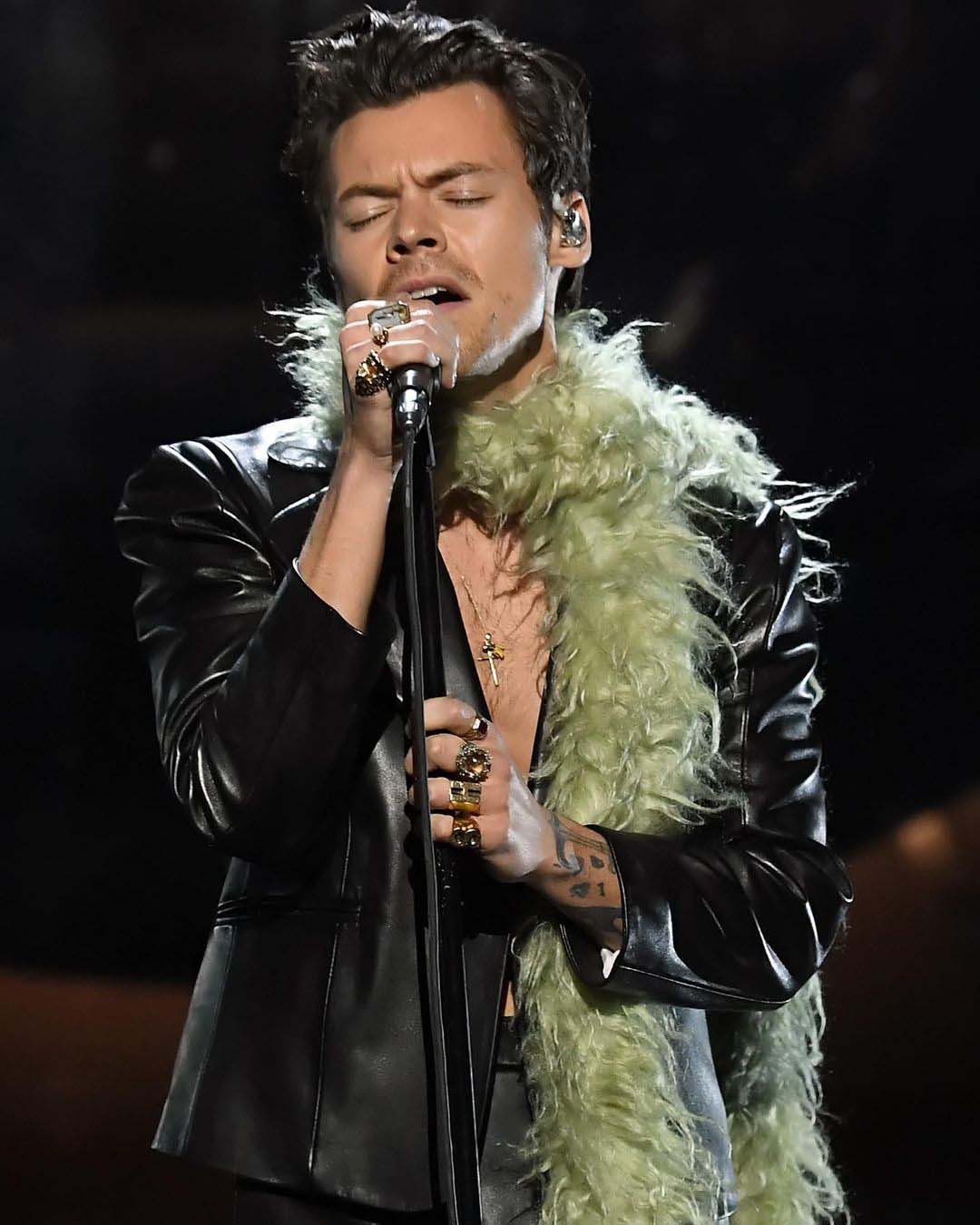 harry styles mặc suit da grammy 2021