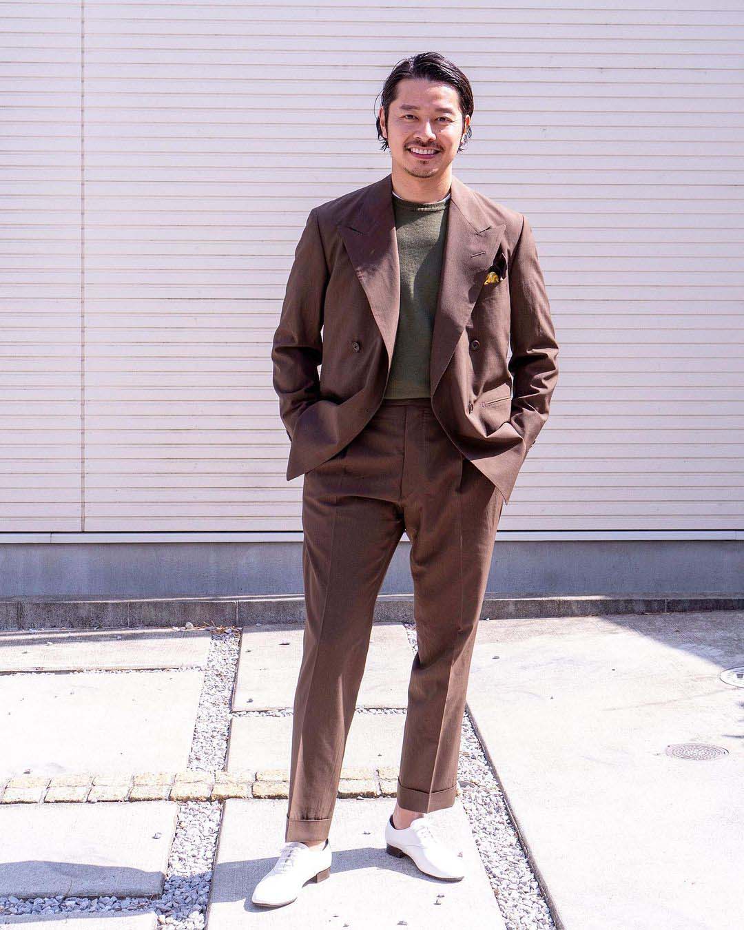 tomoyoshi takada mặc suit nâu 