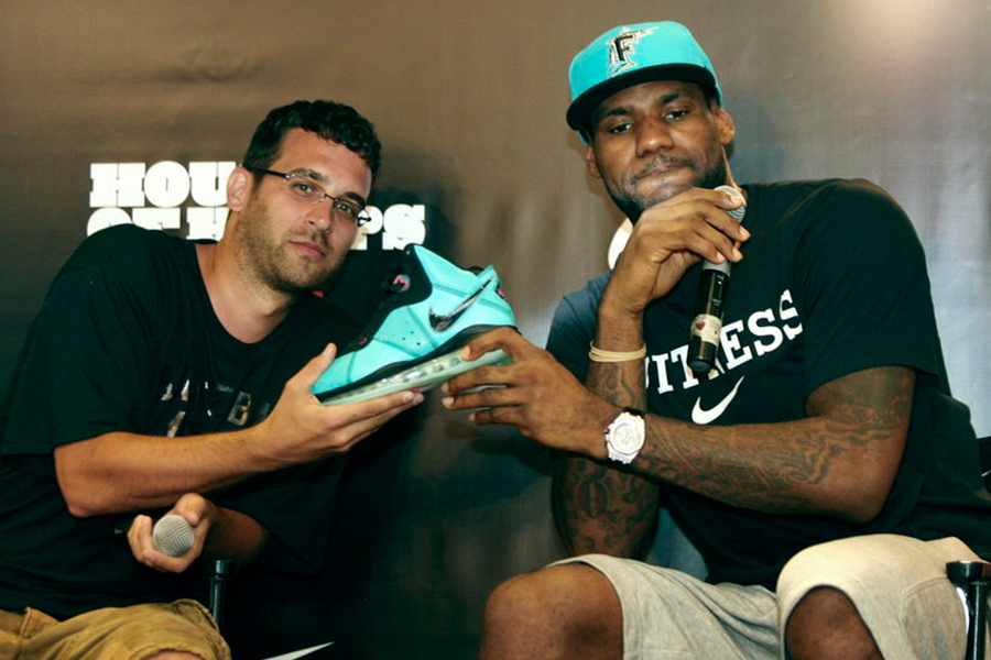 Lebron James và giày thể thao Lebron 8 "South Beach"