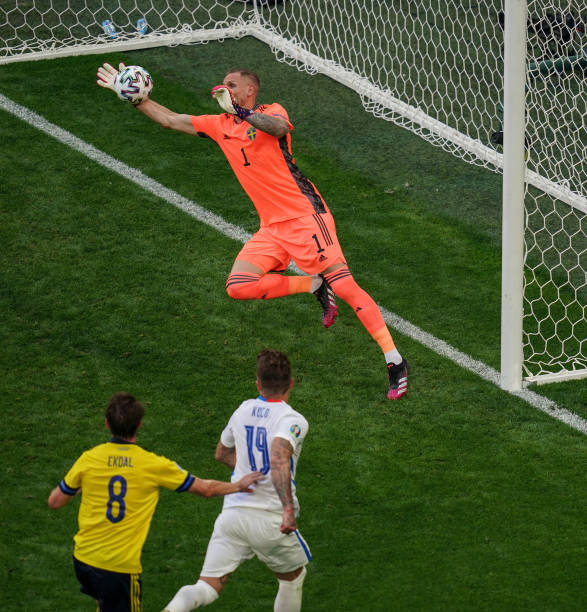 thủ môn Robin Olsen bay người cứu bóng trong trận gặp đội tuyển Slovakia Euro 2020