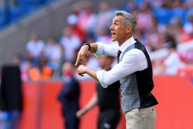 Phong cách thời trang đặc sắc của Paulo Sousa tại EURO 2020