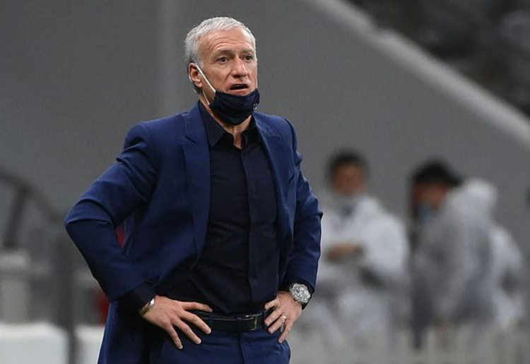 Didier Deschamps cùng những bộ suit tông xanh đặc trưng của ông