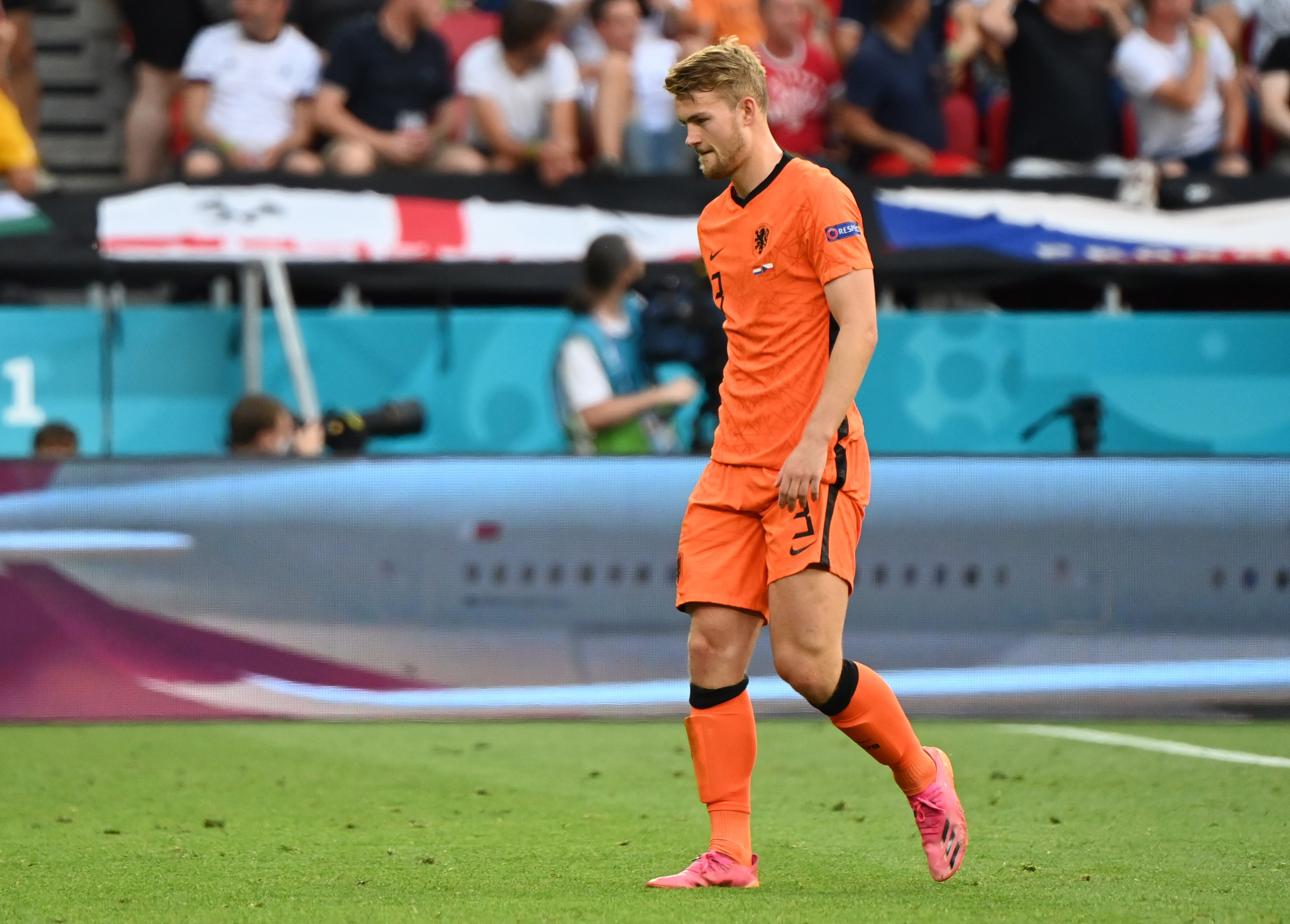 Matthijs de Ligt rời sân sau tấm thẻ đỏ tai hại.