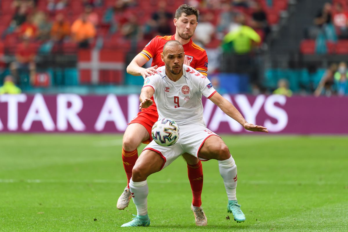 Martin Braithwaite đang tranh chấp bóng.