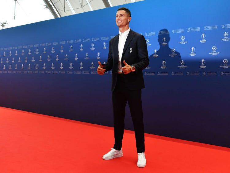 Cristiano Ronaldo "suit up" tại một sự kiện của UEFA