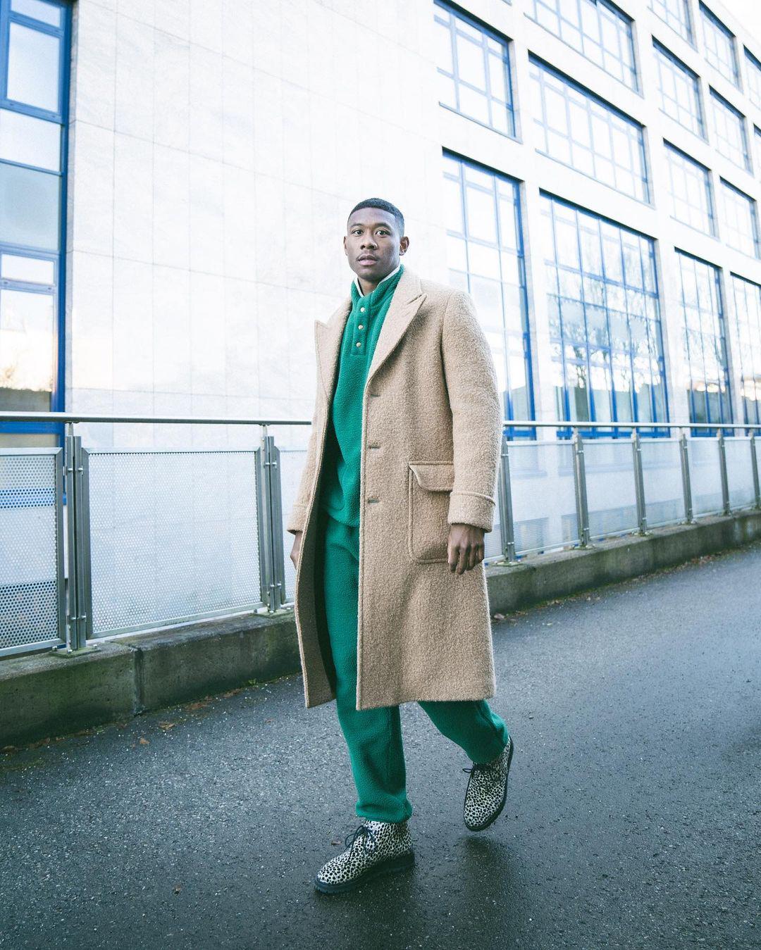 David Alaba cùng bộ outfit đặc sắc với áo coat lông cừu, tracksuit và sneaker da báo