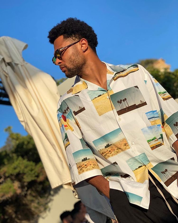 Gnabry mặc sơ mi hawaii oversize