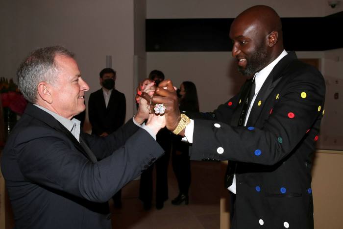 Giám đốc điều hành Michael Burke và Giám đốc Nghệ thuật Virgil Abloh của Louis Vuitton. 