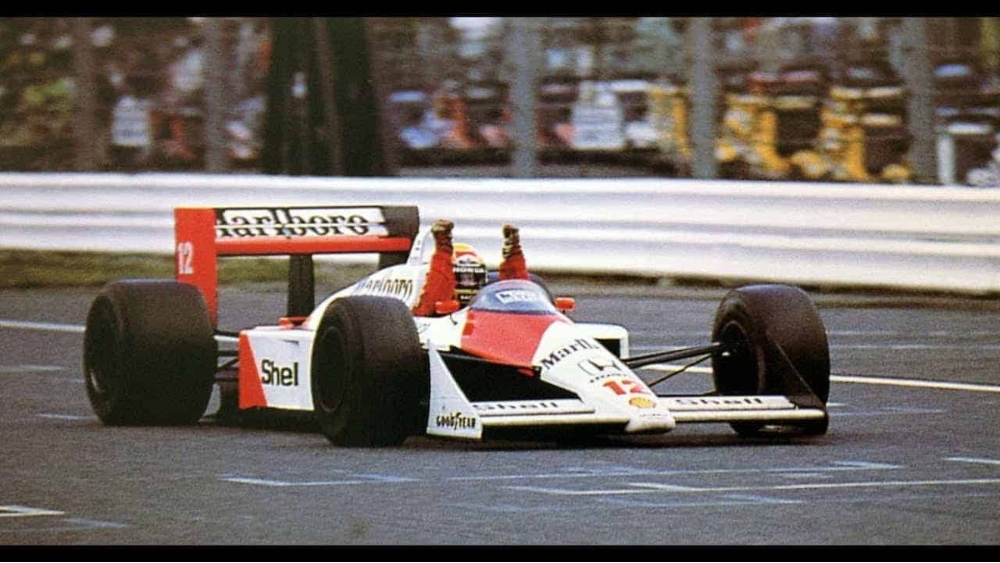 Senna vô địch thế giới lần đầu tiên vào năm 1988 trên chiếc xe Công thức 1 McLaren MP4 / 4 