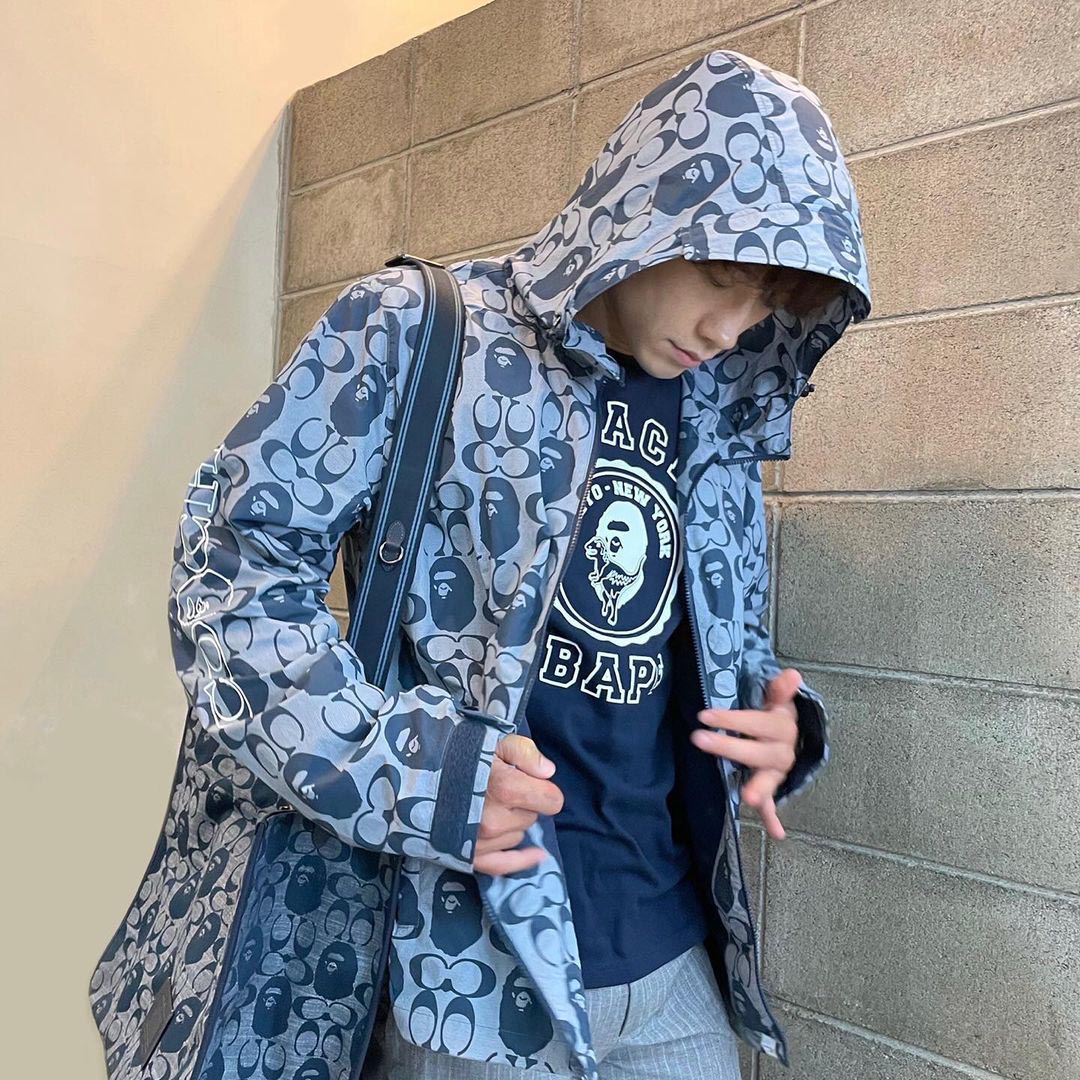 thời trang bi rain mặc bape x coach