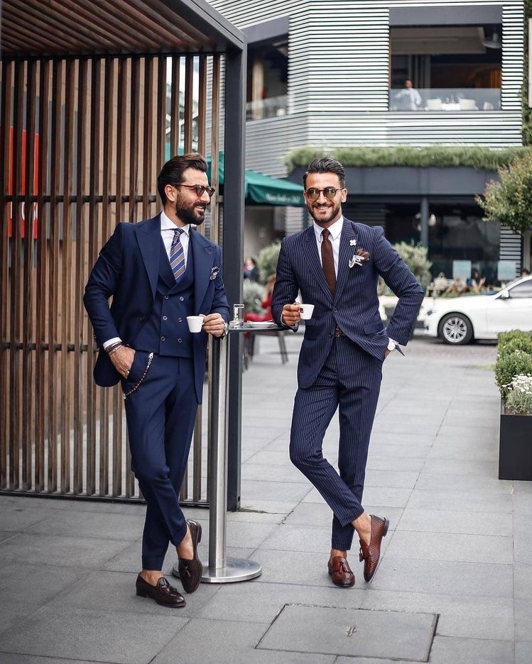 2 người đàn ông mặc suit xanh navy