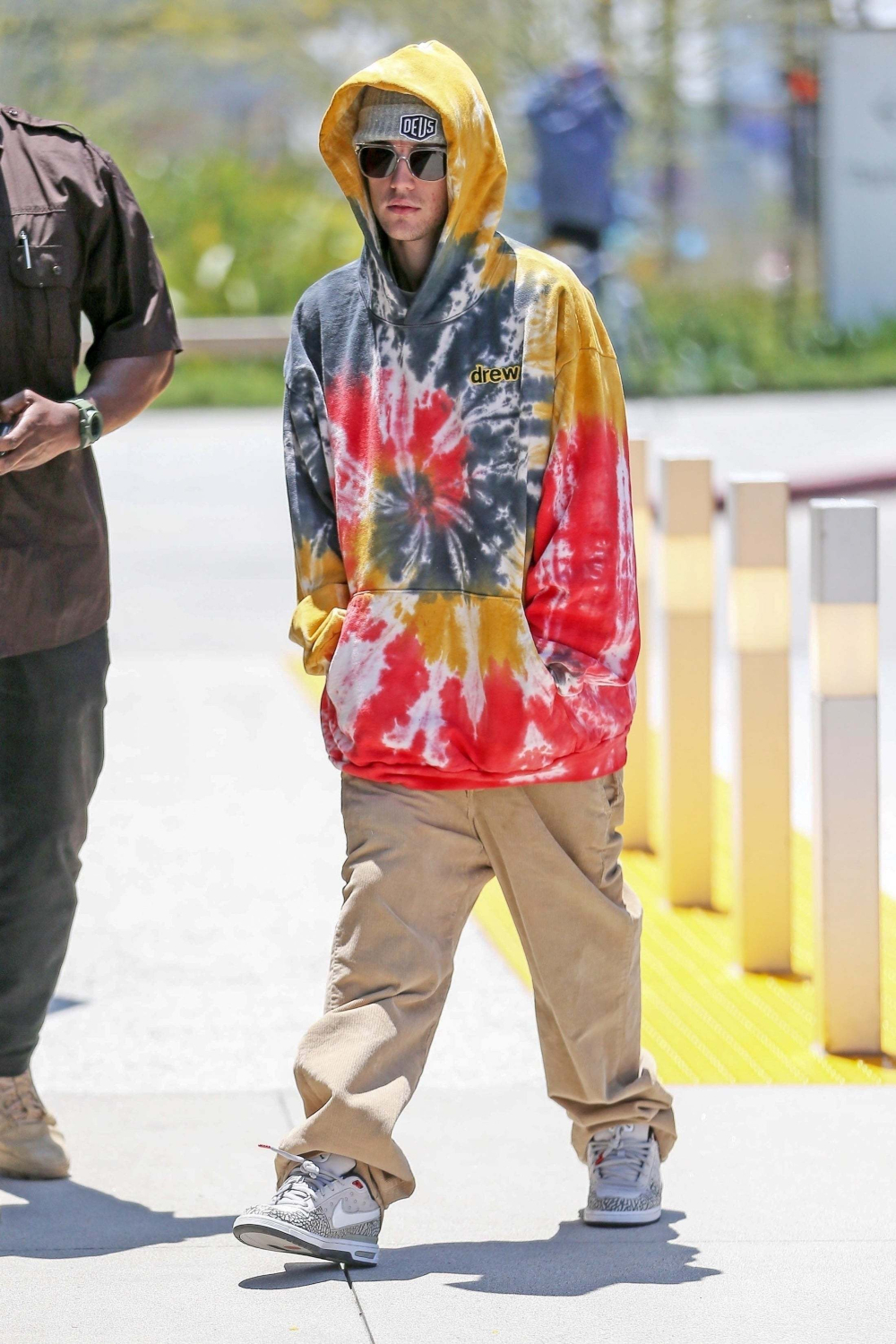 Justin Bieber cùng một thiết kế hoodie hoạ tiết tie dye đến từ chính thương hiệu Drew của anh