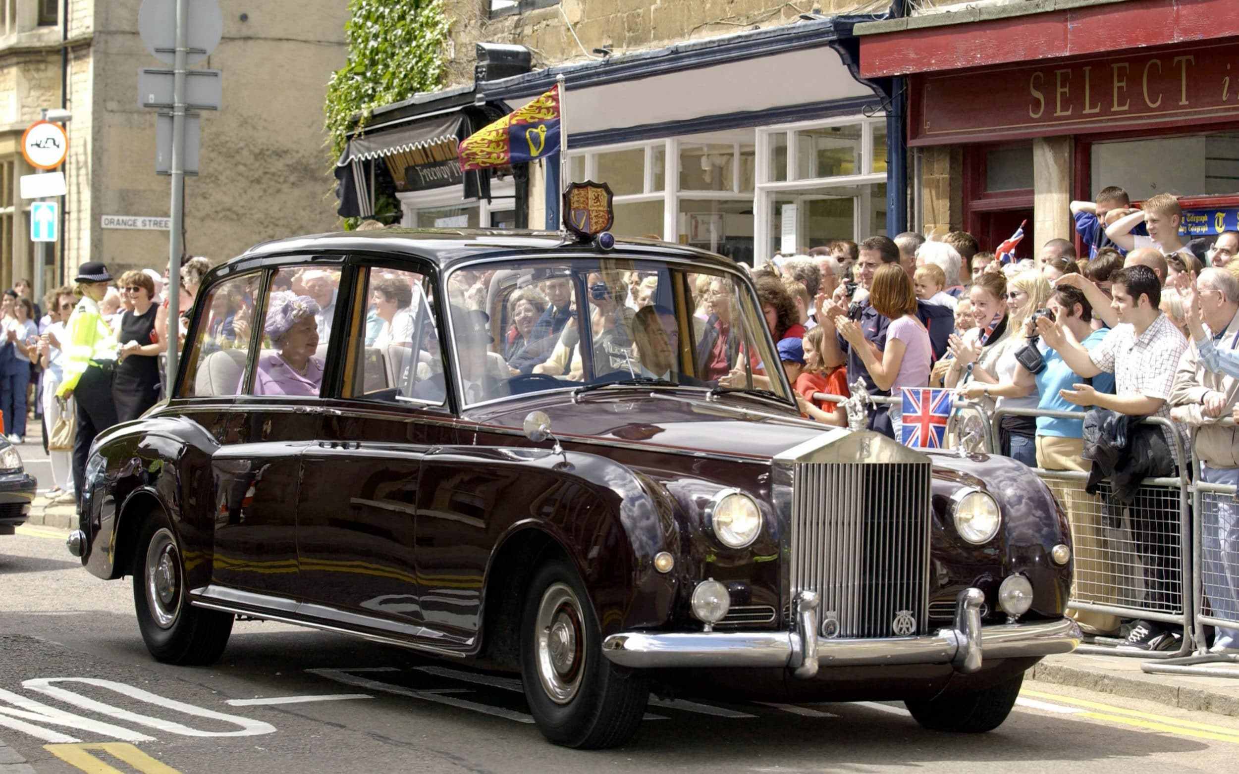 nữ hoàng Elizabeth ngồi trong Rolls Royce Phantom IV