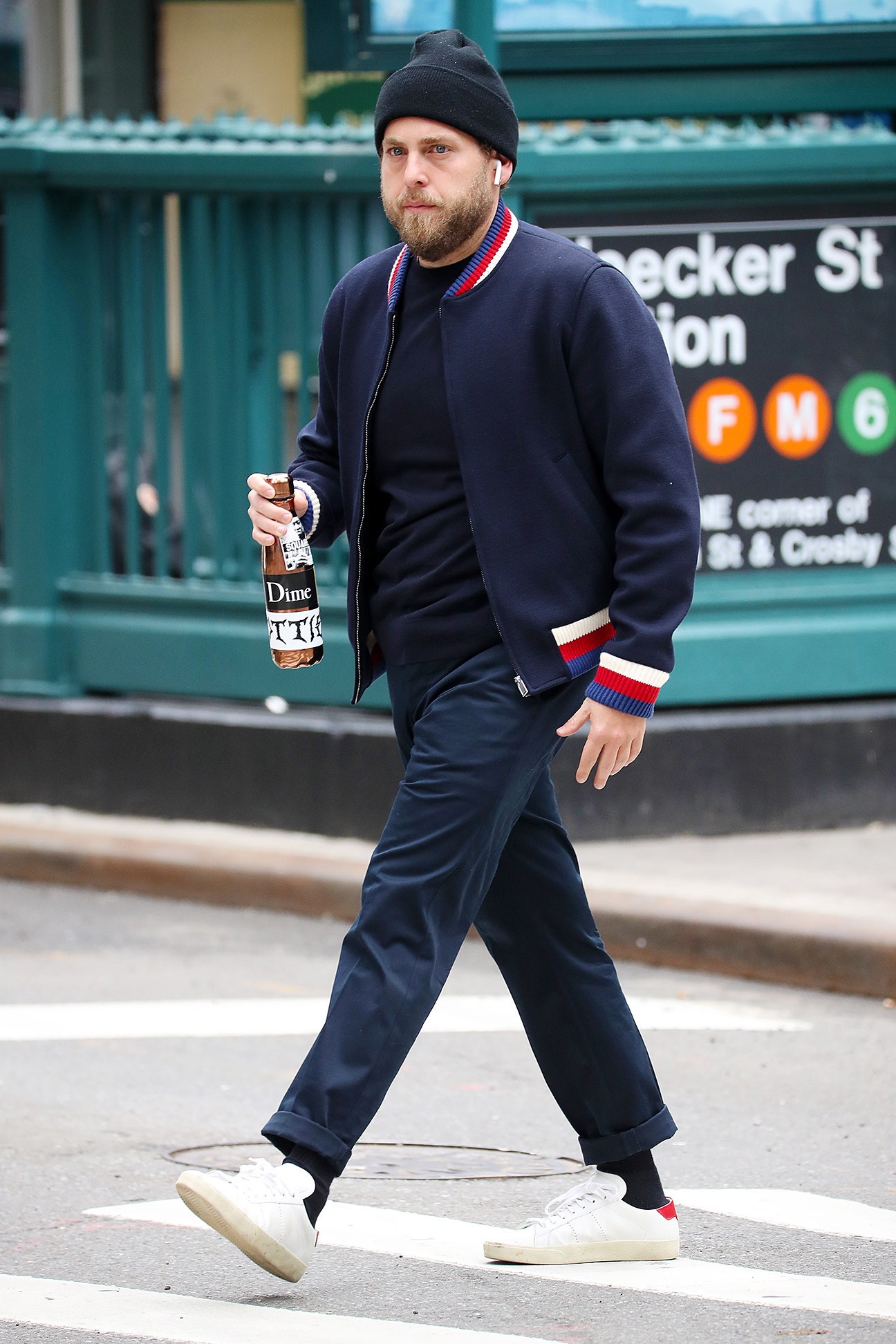 Bộ outfit sang chảnh với áo khoác Gucci và giày sneaker Saint Laurent của Jonah Hill