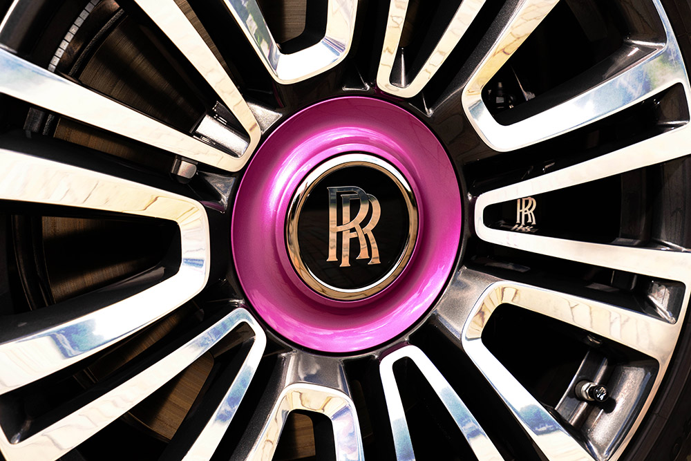 Rolls-Royce Ghost màu "Friskee Pink"