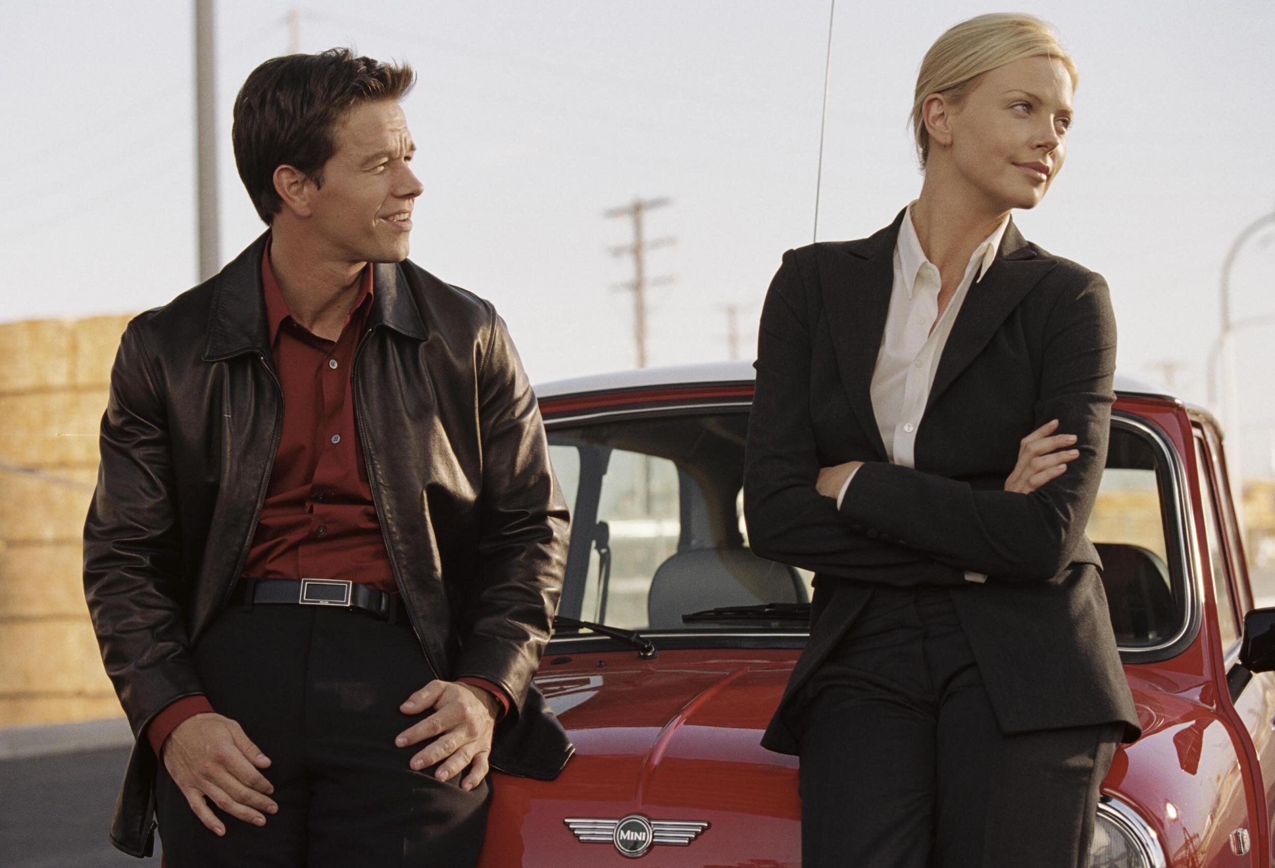 Mark Wahlberg và Charlize Theron trong The Italian Job.