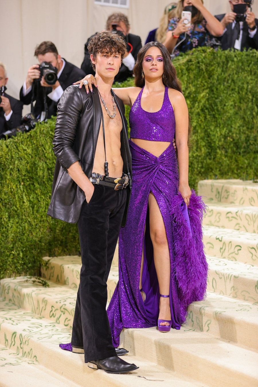 Shawn Mendes tay trong tay cùng Camilla Cabello tại Met Gala