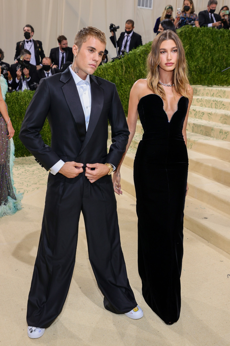 Vợ chồng Justin - Hailey Bieber dự Met Gala trong trang phục cùng tông màu đen.